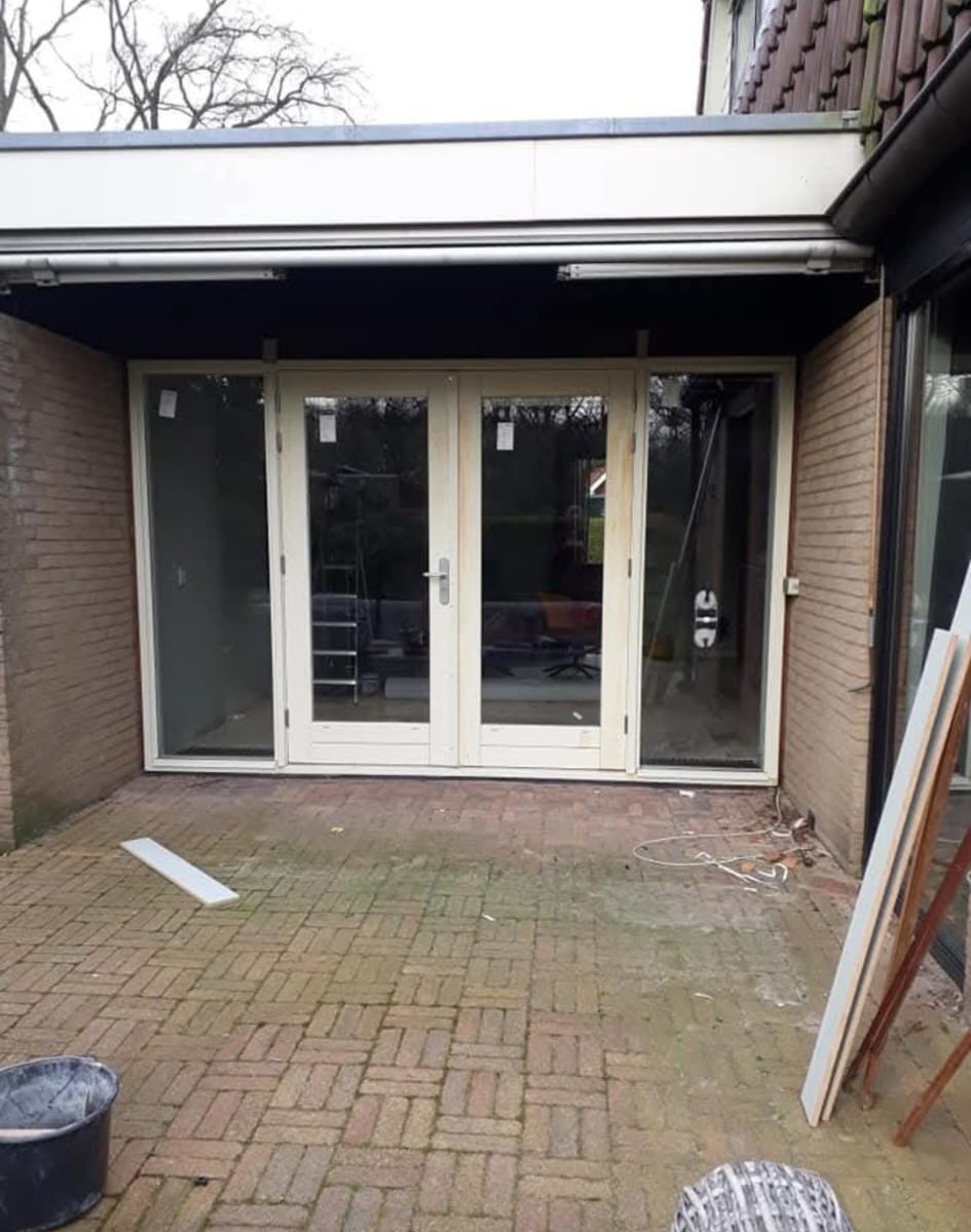 Kozijn met glas en dubbele deuren vervangen