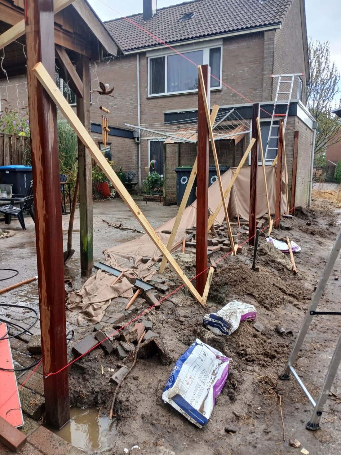 Hardhouten schuttingpalen geplaatst en uitgelijnd met touw