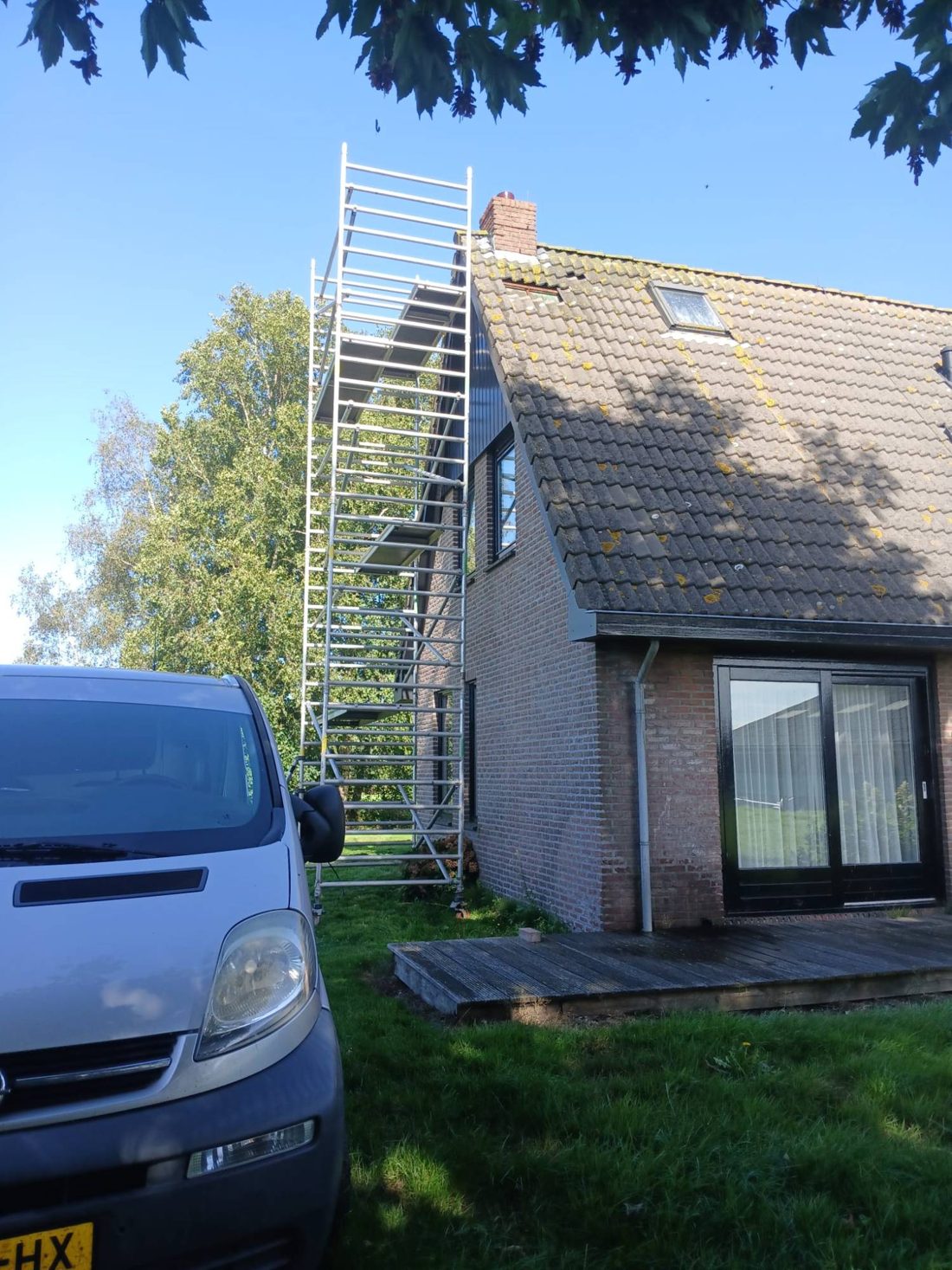 Rolsteiger tegen de woning om veilig aan de schoorsteen te werken